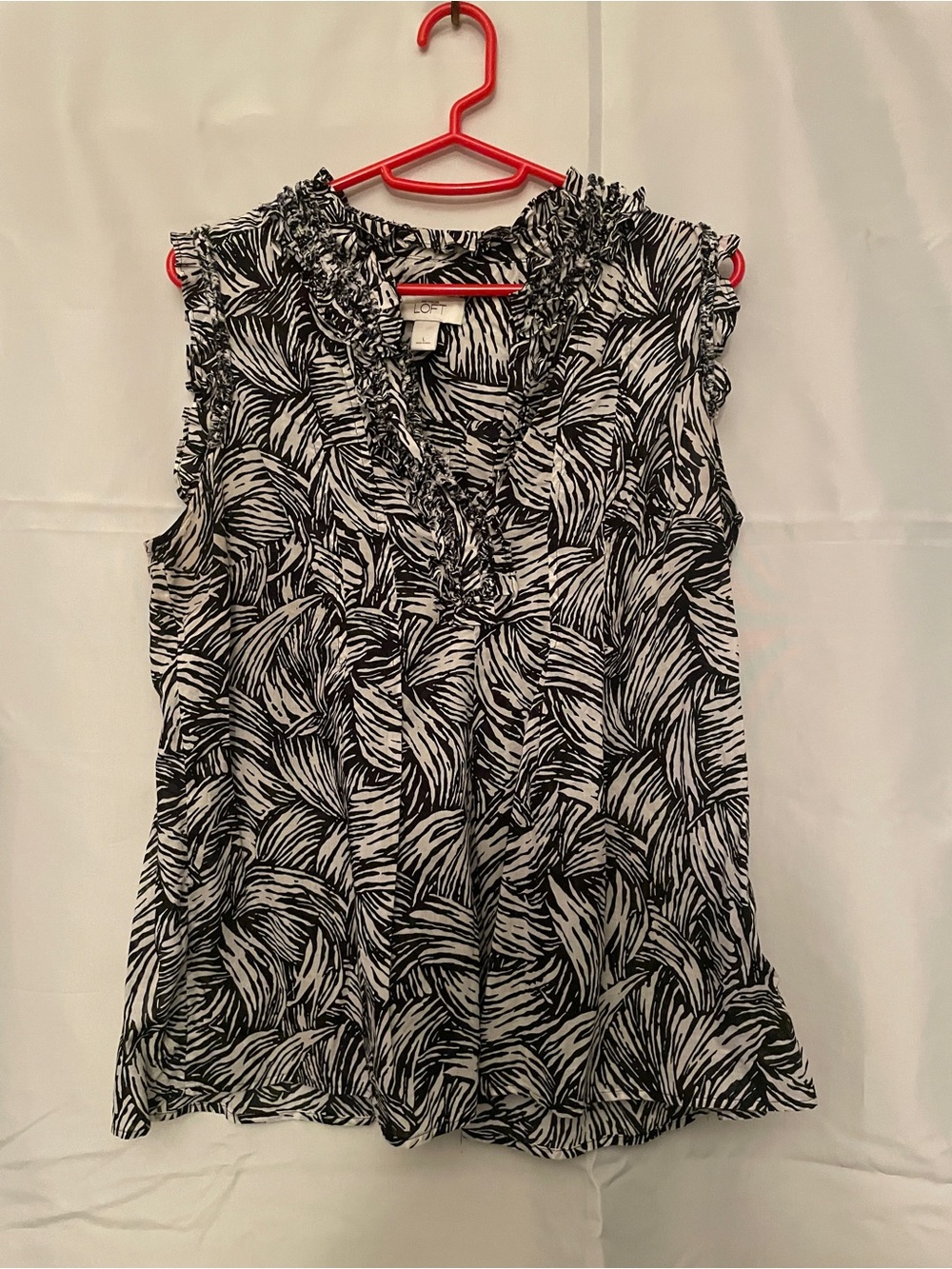 LOFT  Black & White Printed Ruffle V-Neck Sleeveless Top L Women Summer